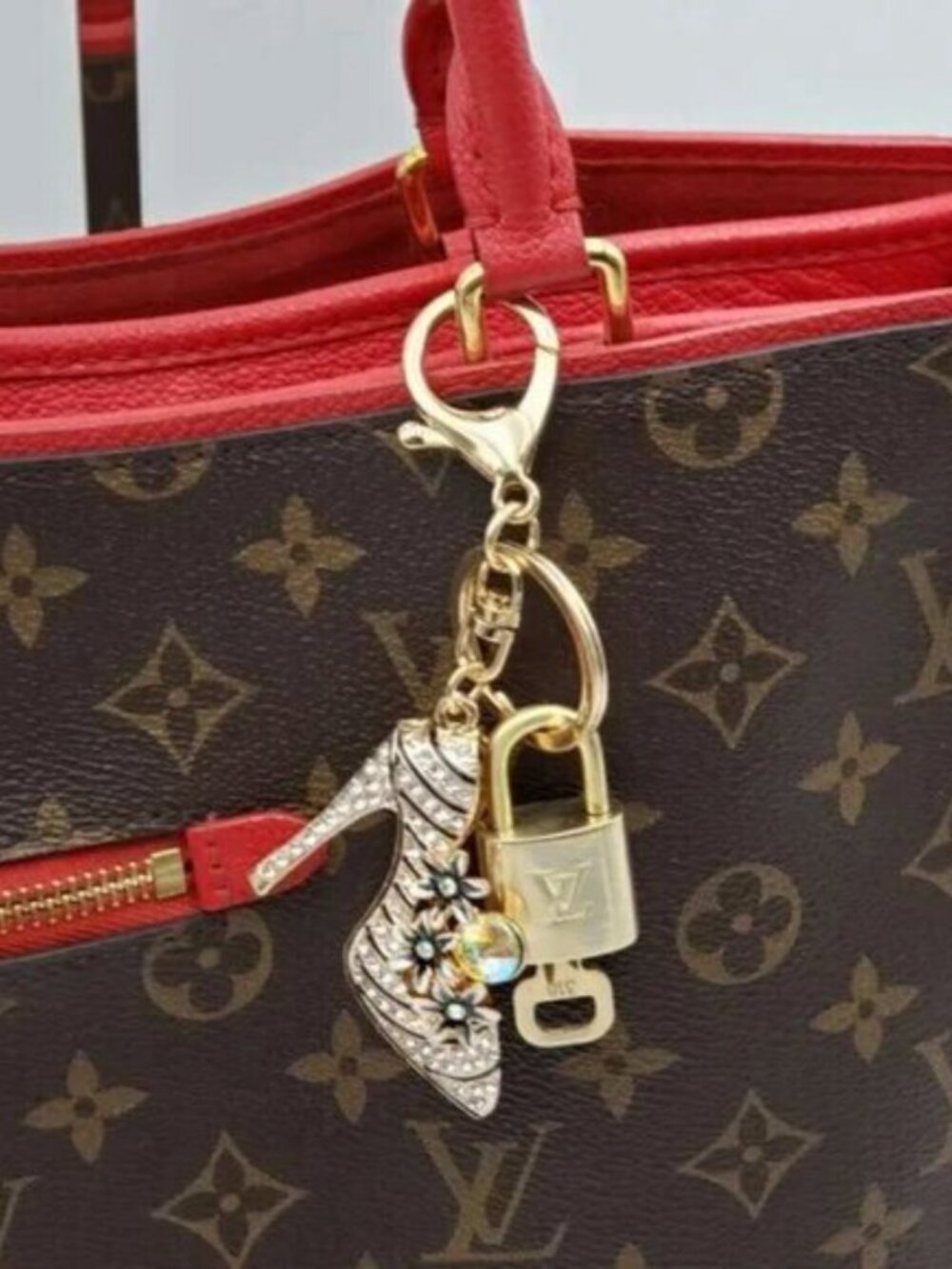 Authentic Louis Vuitton Gold Padlock 🔒 Shiny LV Key + Bag Unbranded Shoe Charm - Picture 8 of 8